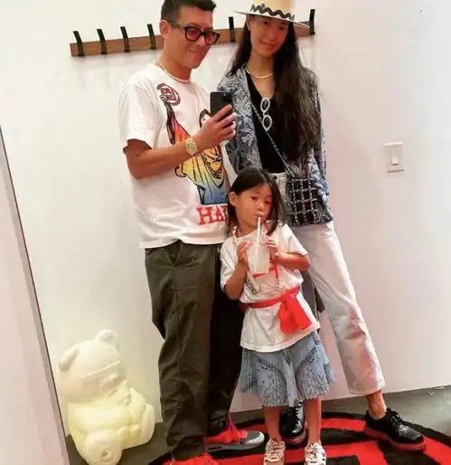 陈冠希一早晒女儿,alaia打扮潮范和玩偶比可爱,一脸不服气萌翻