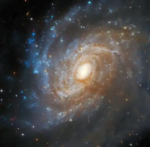 哈勃每周图片记录螺旋星系ic4633黑暗星云中的变色龙