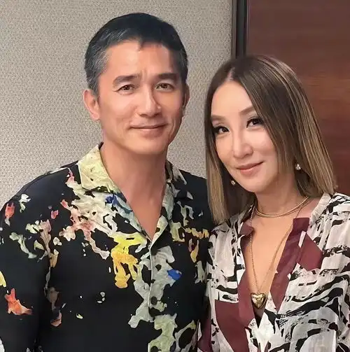 刘嘉玲为老公庆生,买个小蛋糕太敷衍,梁朝伟穿2千衬衫满头白发