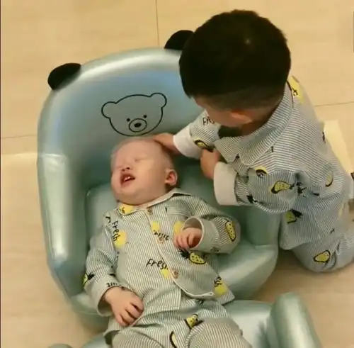 哥哥给洛克洗头,手法虽有些业余,但是弟弟全程却很享受