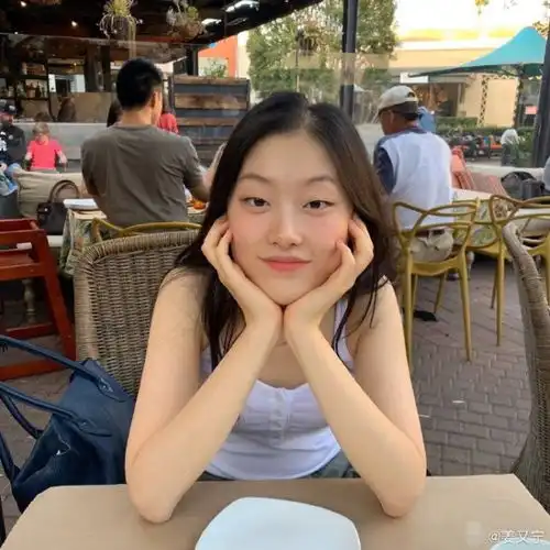 可云徐露近照曝光,穿搭朴素身材路人,为照顾女儿定居国外
