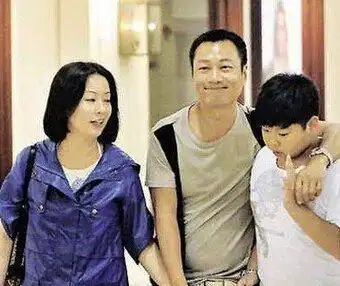 事业刚起色就抛弃11年爱妻,如今在tvb三获视帝,儿子长成这样