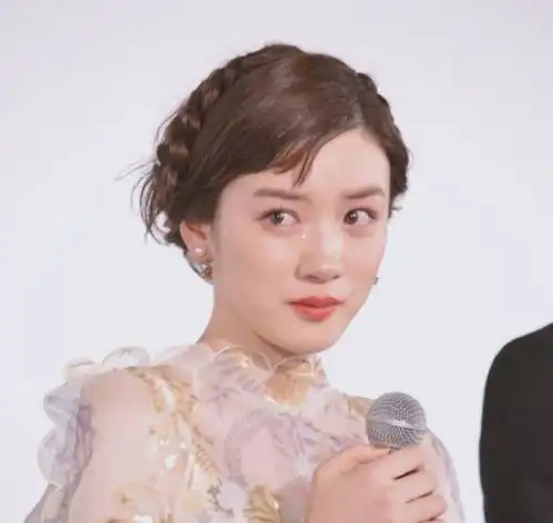 梨花带雨哭泣之后,永野芽郁发写真集亲自剪刘海