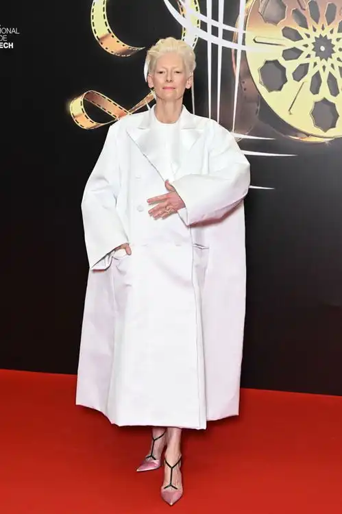 人间扳手古一法师蒂尔达斯文顿玉足大赏,老当益壮精神头很足哦