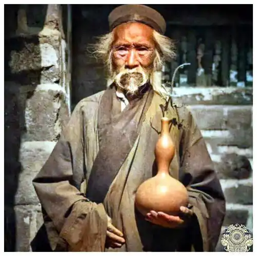 一组百年前的道士老照片手拿拂尘,道骨仙风,看起来武功高强