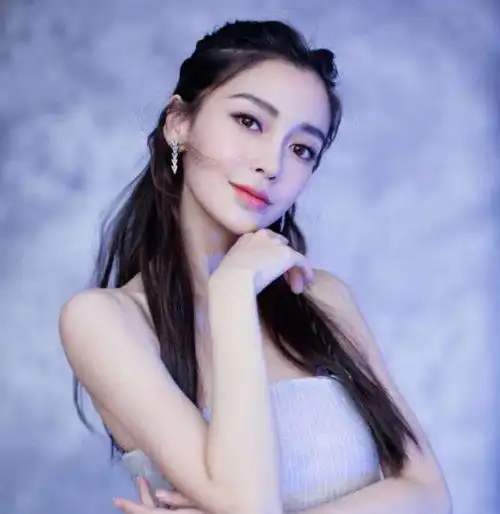 baby又变脸好恐怖,五官大到像一张戴了张面具的骷髅