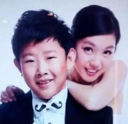 他因早产幼年时停止发育,现在与老婆同框像母子,真有童颜不老