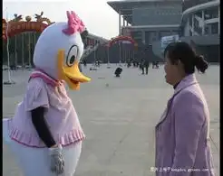 圈套啊在会展中心和公园见到米老鼠唐老鸭,千万不要随便跟他们合影