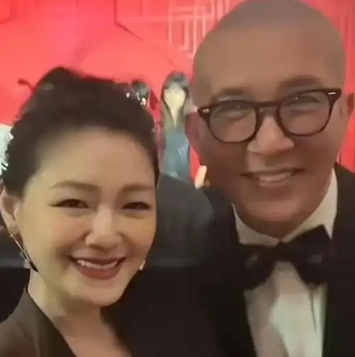 大s参加朋友女儿回门宴,旧裙子配新纹身,汪小菲跟具俊晔的差距