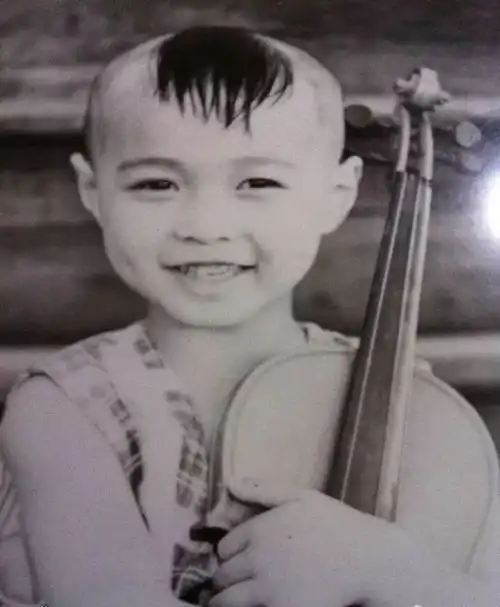 胡歌童年照pose撩人彭于晏鹿晗杨幂baby儿时萌照见过没