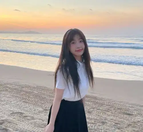 虞书欣晒海边美照,和80斤的林小宅同框比美,不是瘦了就能赢