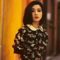 手拿白纸的女生头像mansonbabblebitch