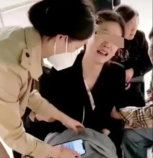 妈妈穿短裙黑丝给高中生儿子陪读引围观,遭质疑后评论区两边倒