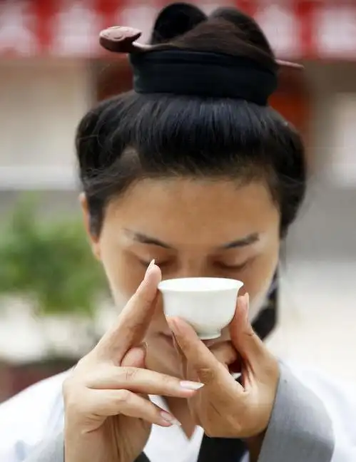 她21岁离婚当道士,25岁卖房修道观做住持,被称中国美女道士