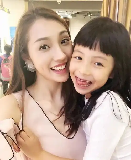 网红郑建鹏言真夫妻,抖音上非常成功的包租公和包租婆