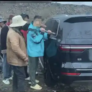 一家三口自驾高原无法解锁砸窗自救理想汽车回应免费更换玻璃