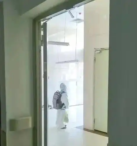 瞬间破防最小的4岁,穿隔离服独自做检查