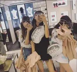 同样是星二代一个奖项拿到手软,另一个却花钱如流水,差距太大了