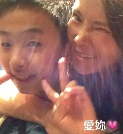 哈利为妈妈庆生,曝光不同时期伊能静的证件照,母子旧照好温馨