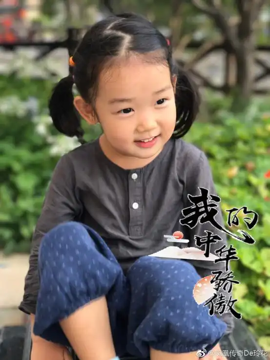 凤凰传奇发女儿近照称上学开心,孩子长大不少,但真没看出她开心