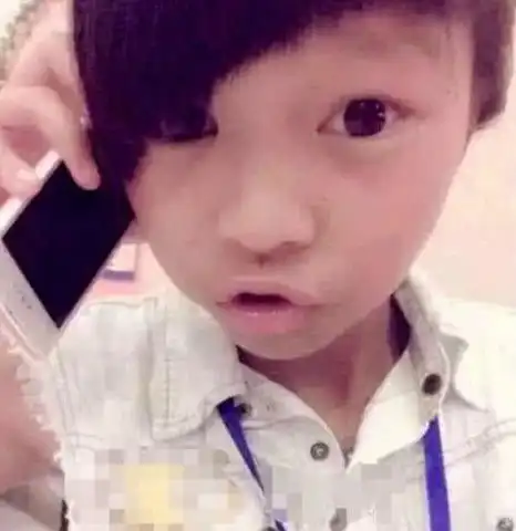 顾茜茜非主流旧照曝光,刘海实力抢镜,网友不愧是大哥