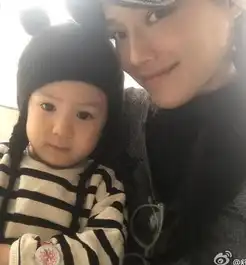 舒淇合影张震女儿呆萌中带着一点忧郁网友催生舒淇
