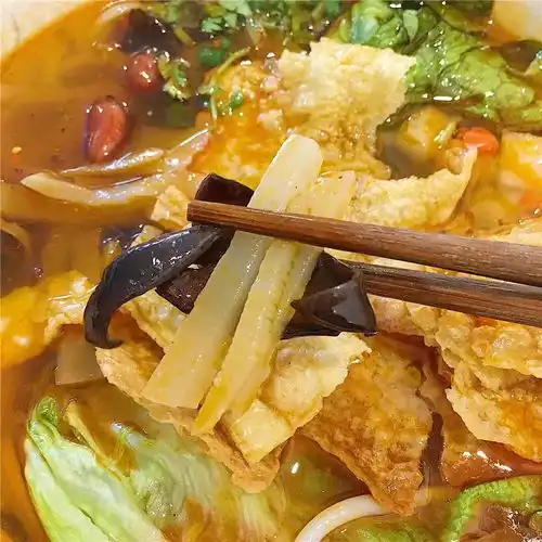 外国人试吃广西特产,吃了吐居然还打算买回家广西人吃了上瘾