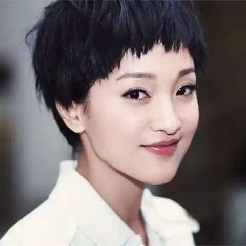 跟周迅学减龄,身穿chanel套装,像个大眼娃娃