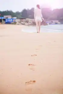 90后清纯美女沙滩清新美照比基尼初显小性感