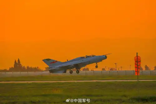 战机邂逅朝霞,氛围感拉满