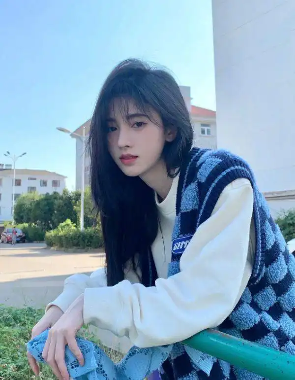 黑棋格纹马甲搭休闲卫衣,随性自然彰显干净气质,超级好看