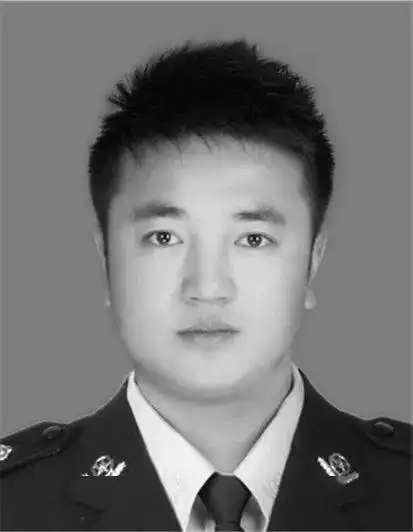 痛心通辽一名交警执勤中遭车辆二次碾压拖行后殉职,年仅32岁