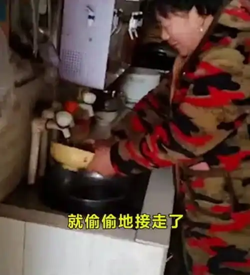 哥嫂偷走90岁母亲,弟弟气不过上门理论,最和谐的吵架