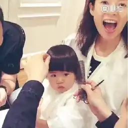 章子怡让女儿剪发有妙招醒宝正面照大眼呆萌