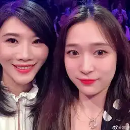 林心如李小冉素颜照爆光,相差一岁,网友李小冉完胜