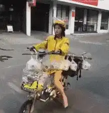 搞笑gif我就想知道你怎么就钻到这里面了