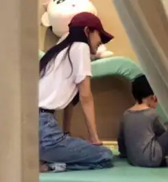 杨颖带儿子外出游玩,小海绵撒娇不断,母子二人站一起像姐弟