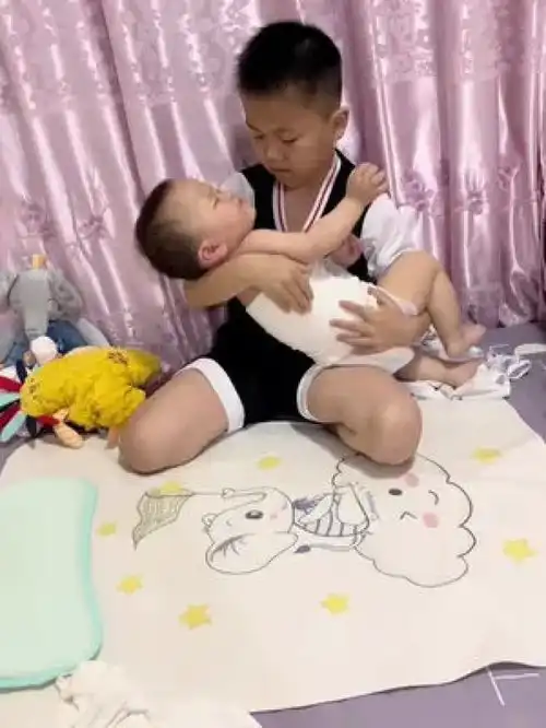 咋哄都不睡的娃,到大哥手里咋都行哥哥弟弟