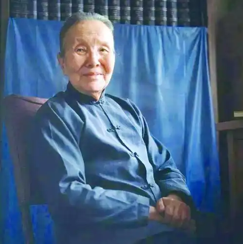 冰心去世后,她的孙子为何在墓碑上刻下教子无方,枉为人表