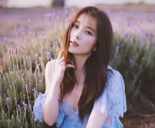 同是从农村走出来的明星,赵丽颖红到发紫,四个字的她却始终不红