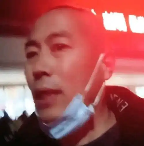 江苏男子免费拉两老乡回家,老乡服务区一个做法,男子扎心了