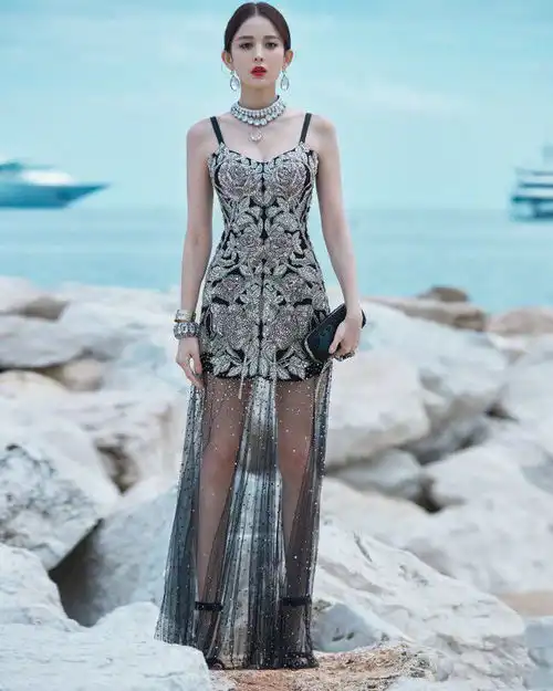 古力娜扎的这一袭闪亮刺绣玫瑰裙也太美了,搭配大型珠宝雍容华贵