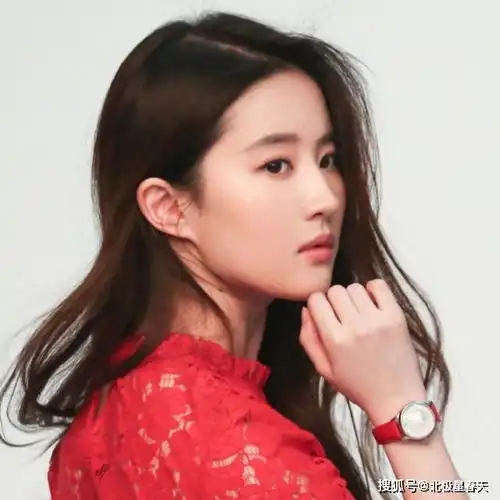 神仙姐姐刘亦菲是如何走到今天这个地步,真是成于干爹,败于自己