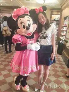 王珞丹米奇装扮变元气少女与唐老鸭比肌肉萌翻天