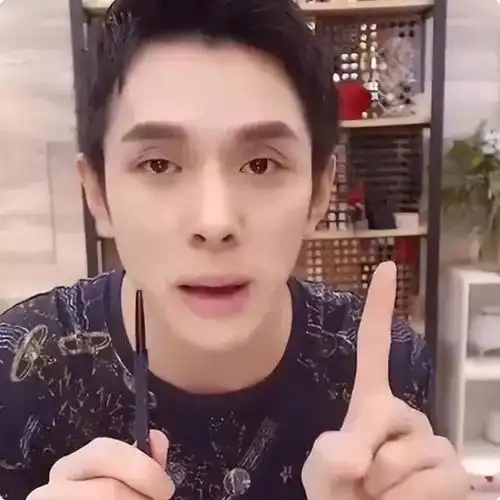 李佳琦颜值大变样32岁皮肤状态引热议,网友质疑护肤品效果
