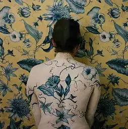 人画合一消失在花丛中的人体艺术