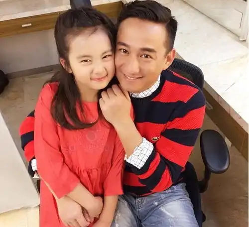 好腻人多妹靠在黄磊怀里娇笑画面温馨