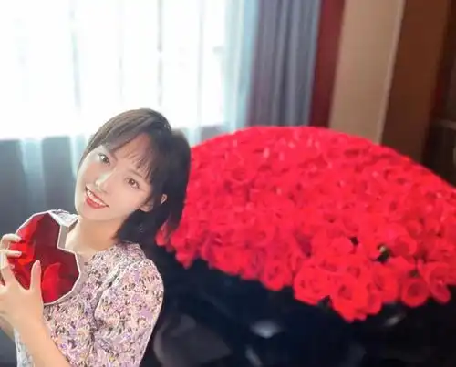 张嘉倪与玫瑰花谁更美