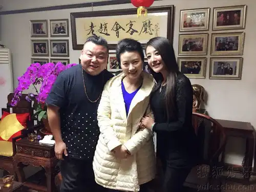 赵忠祥亲自下厨邀美女享美食家里贴满明星合影