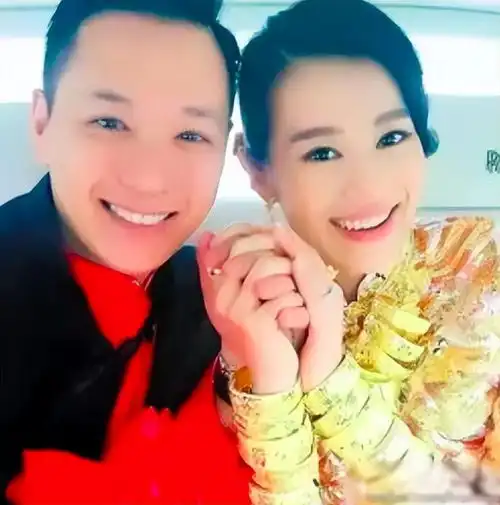 嫁青年才俊,生三个儿子,老公帅气多金宠她如命,胡杏儿命真好结婚夜店热吻李乘德网易订阅